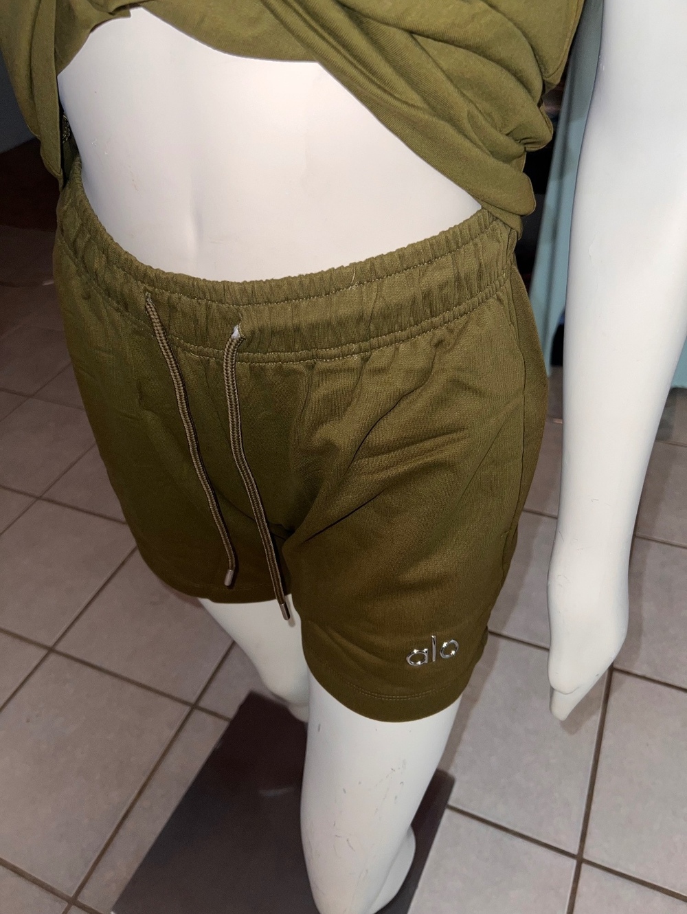 Women’s ALO short/shirt sets medium - Picture 4 of 4